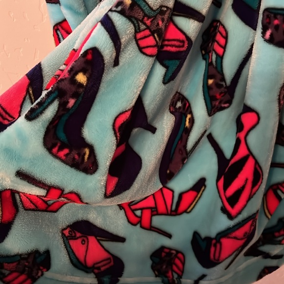 Steve Madden hooded plush robe. Women’s Size XS/S. Never worn. - Picture 4 of 4